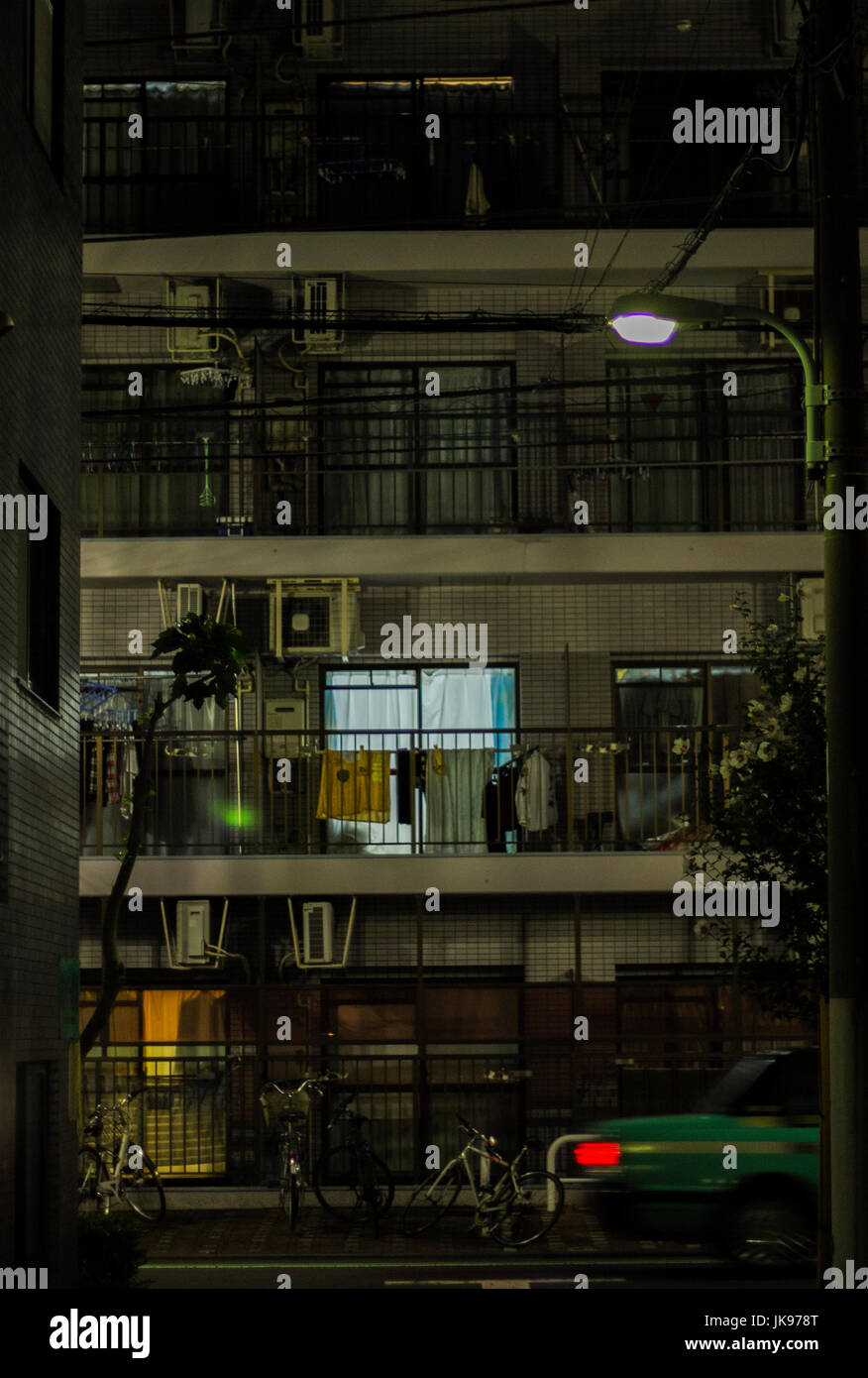 La vita notturna nella Tokyo - alcuni lavori mentre gli altri dormono. Foto Stock