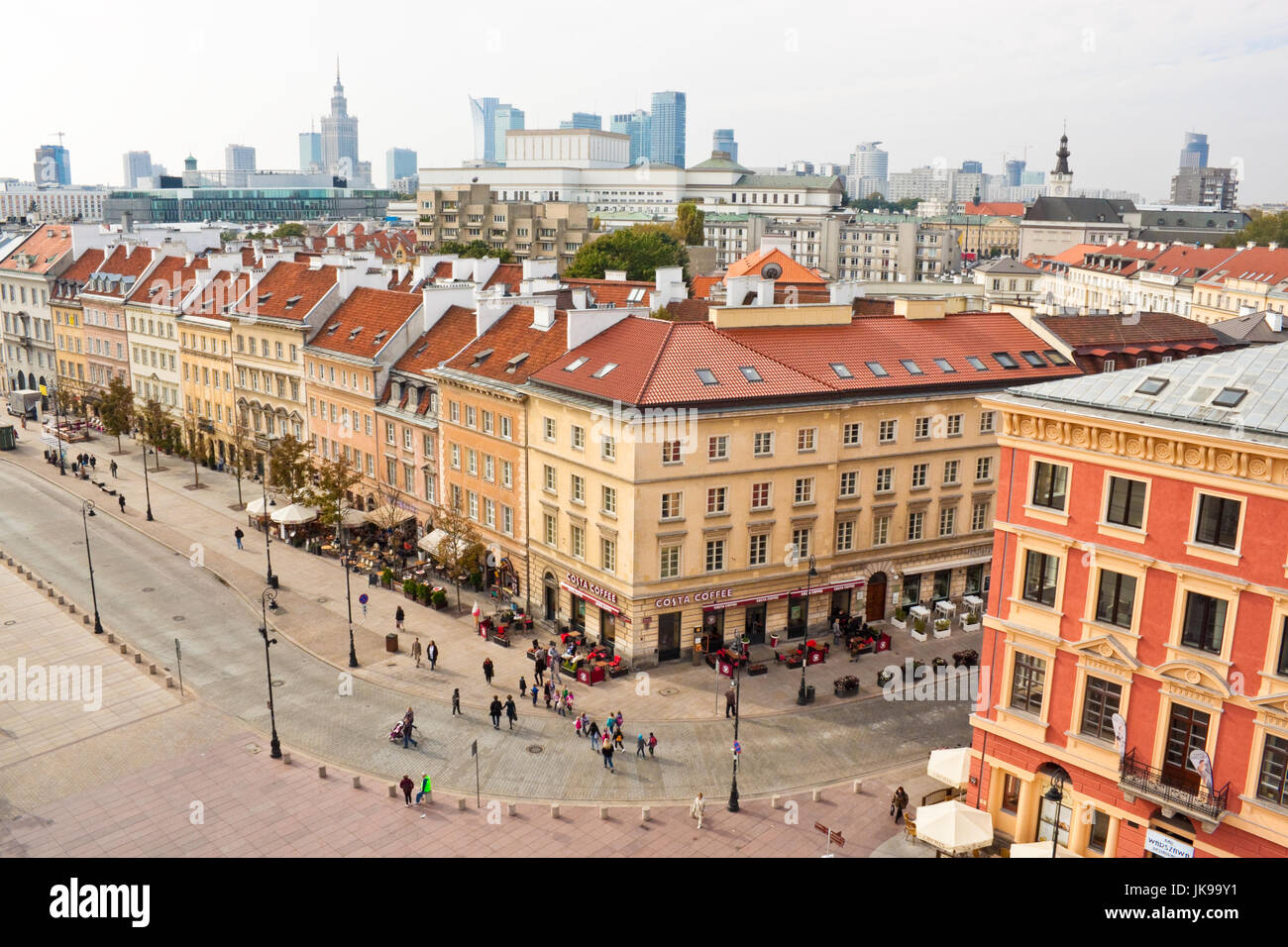 Varsavia, Polonia - 25 Settembre 2014: Krakowskie Przedmiescie - uno degli storici centrali strade di Varsavia visto da sopra. Foto Stock