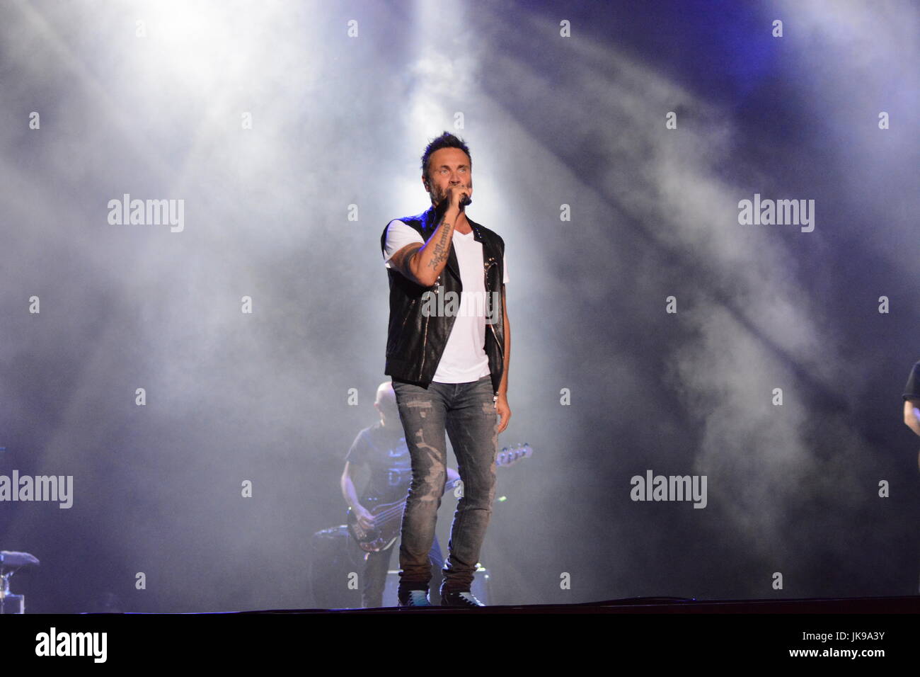 Napoli, Italia. Il 20 luglio, 2017. Filippo Neviani conosciuto anche come 'Nek' italiana cantante e cantautore esegue sul palco del ETES Arena Flegrea Foto Stock