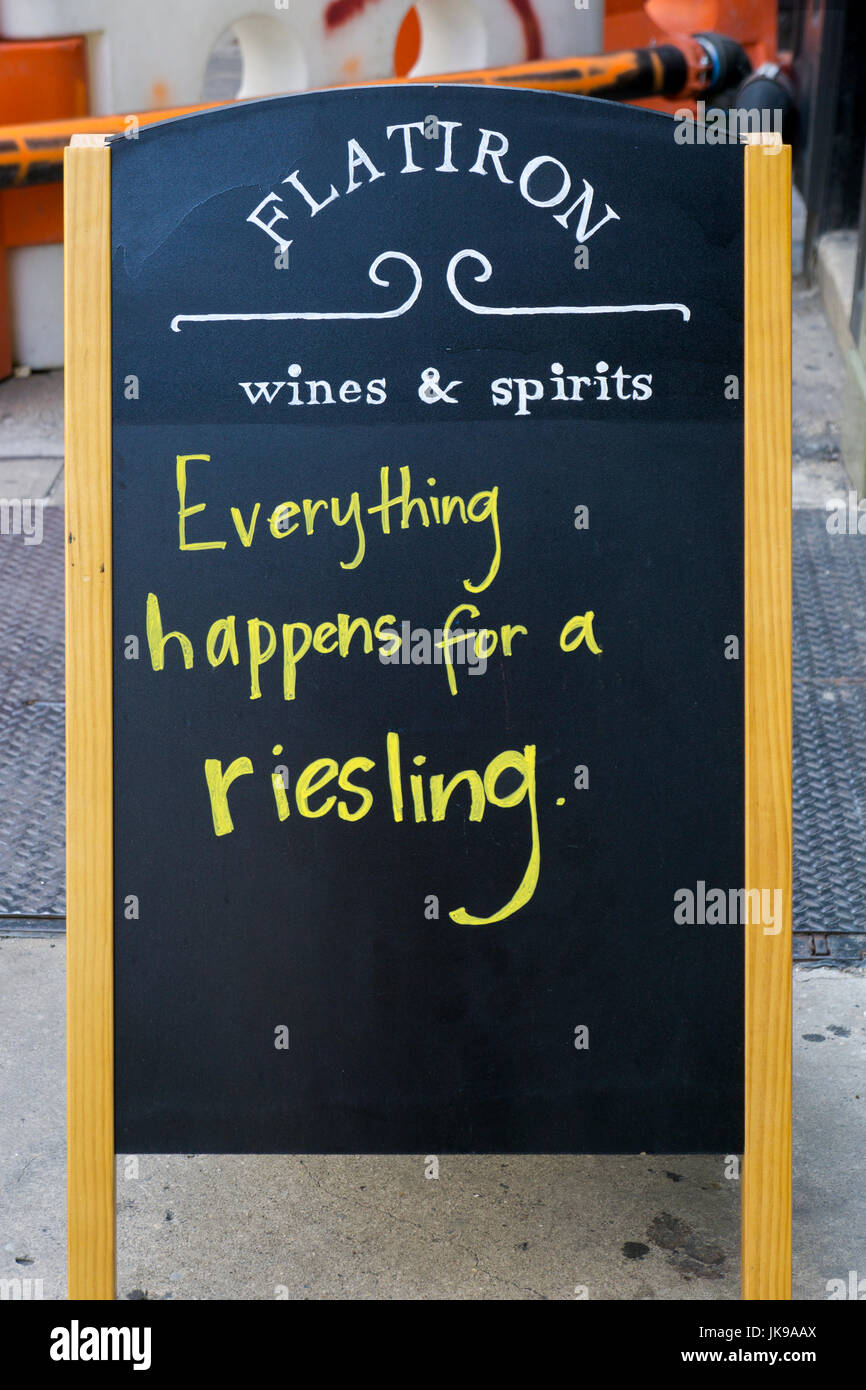 Un divertente gioco di parole cartello fuori il Flatiron vini e alcolici negozio di liquori nel Flatiron District di Manhattan, New York City Foto Stock