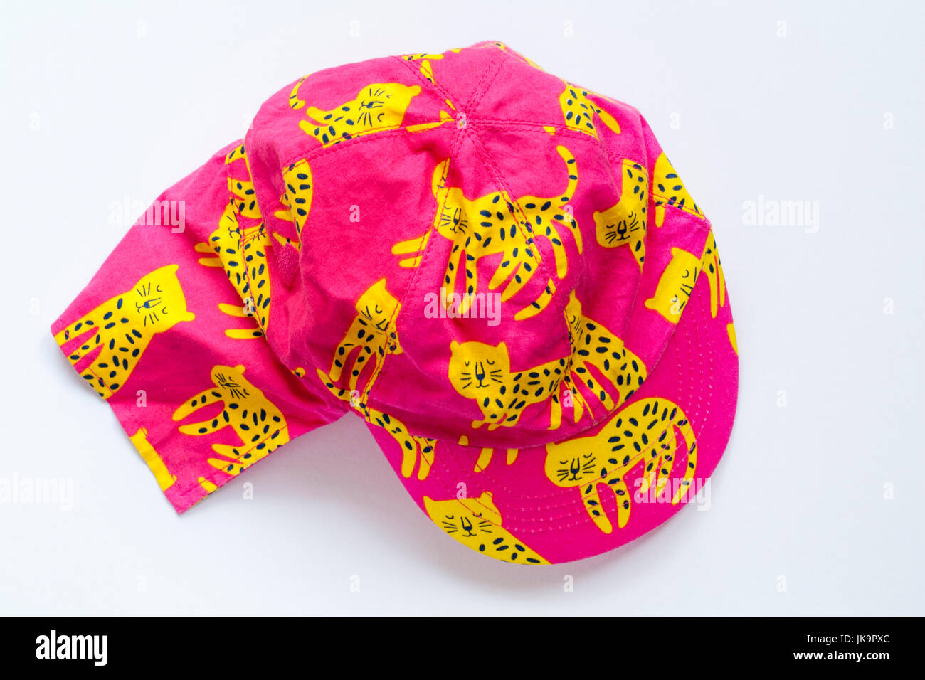 Neonati rosa cappello per il sole con giallo design gatti da M&S isolati su sfondo bianco Foto Stock