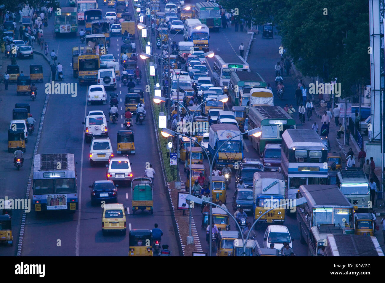 Indien, Tamil Nadu, Chennai, Anna Salai Road, Verkehr, Abend, Asien, Südasien, Stadt, Großstadt, Stadtverkehr, STRASSEN, mehrspurig, Autos Busse, LKW's, viele, Motorräder, Menschen, Stau, Rush Hour, Feierabendverkehr, Laternen, Beleuchtung, außen, Konzept, Umweltbelastung, Klimawandel, Co2-Ausstoß, Foto Stock
