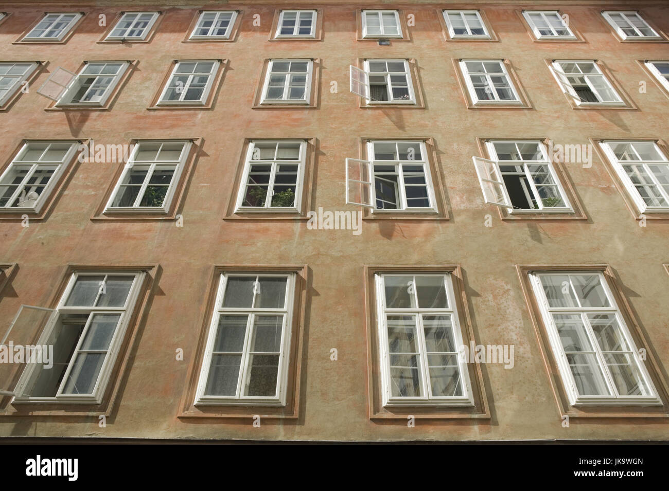 Österreich, Wien, Mölkersteig, Wohnhaus, dettaglio Fassade, Fenster, von unten, Hauptstadt, Stadt, Gebäude, Wohnblock, Sicher, Haus, Hausfassade, Altbau, mehrstöckig, gleichförmig, gleich, einheitlich, Gleichheit, Anonymität, Doppelfenster, Vielzahl, Perspektive, außen, Foto Stock