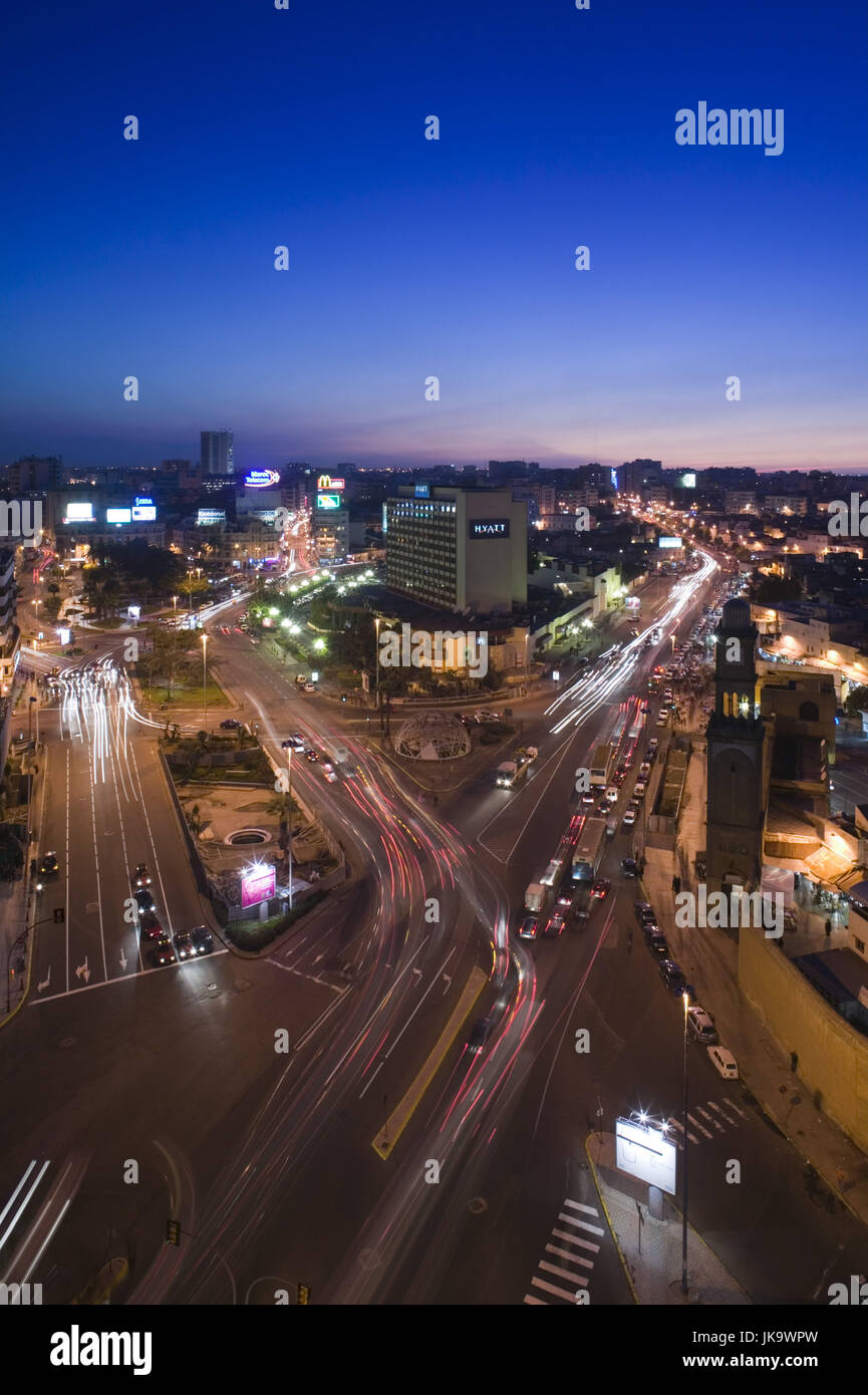 Marokko, Casablanca, Platz der Vereinten Nationen ", STRASSEN, Verkehr, Lichtspuren, Abend, Stadt, Zentrum, Häuser, Architektur, Gebäude, Hotel, Hotelgebäude, Hyatt Hotel, Uhrturm, Turm, mehrspurig, Straßenverkehr, Lichter, außen, Himmel, blau, Foto Stock