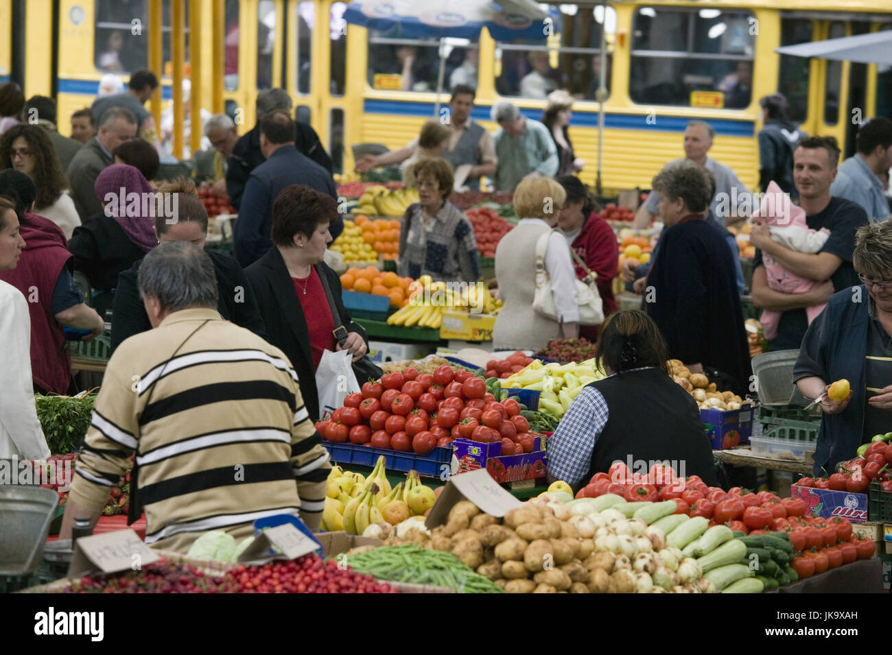 Bosnien-Herzegowina, Sarajevo, Markt, Verkauf, Obst, Gemüse, Menschen, nessun modello di rilascio, Foto Stock
