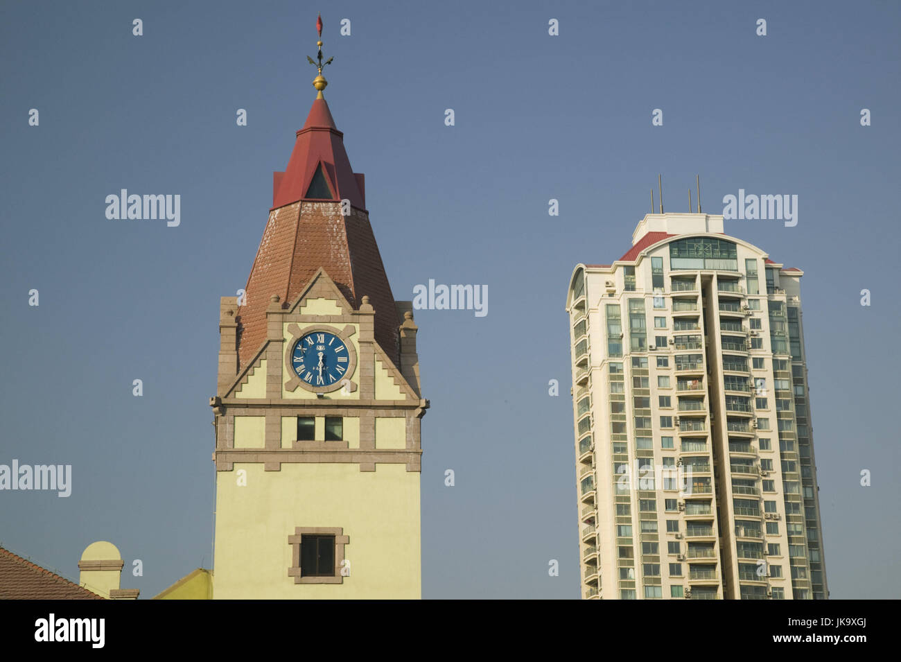 Cina, Qingdao, Altstadt, Bahnhof, Hochhaus, Fassaden, dettaglio Asien, Ostasien, Stadt, Gebäude, Wohnhochhaus, Bahnhofsgebäude, Turm, Uhrturm, Bauwerk, Architektur, Sehenswürdigkeit, Reiseziel, Tourismus, Foto Stock