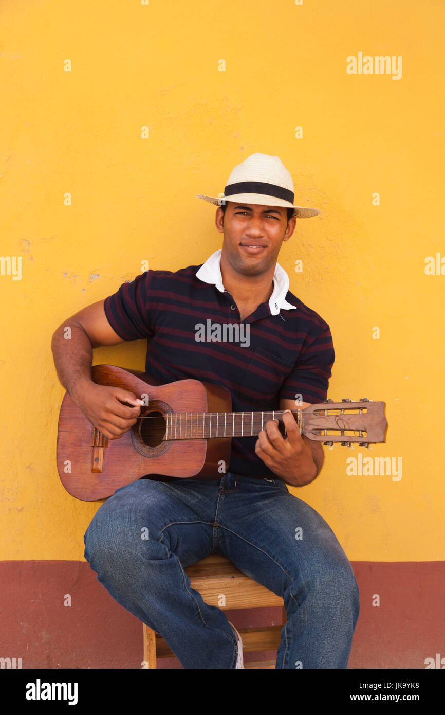 Cuba, Sancti Spiritus Provincia, Trinidad, musicista di strada, giovane uomo cubano, NR Foto Stock