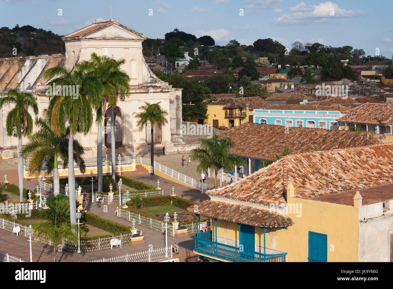 Cuba, Sancti Spiritus Provincia, Trinidad, vista in elevazione della Plaza Mayor, nel tardo pomeriggio Foto Stock