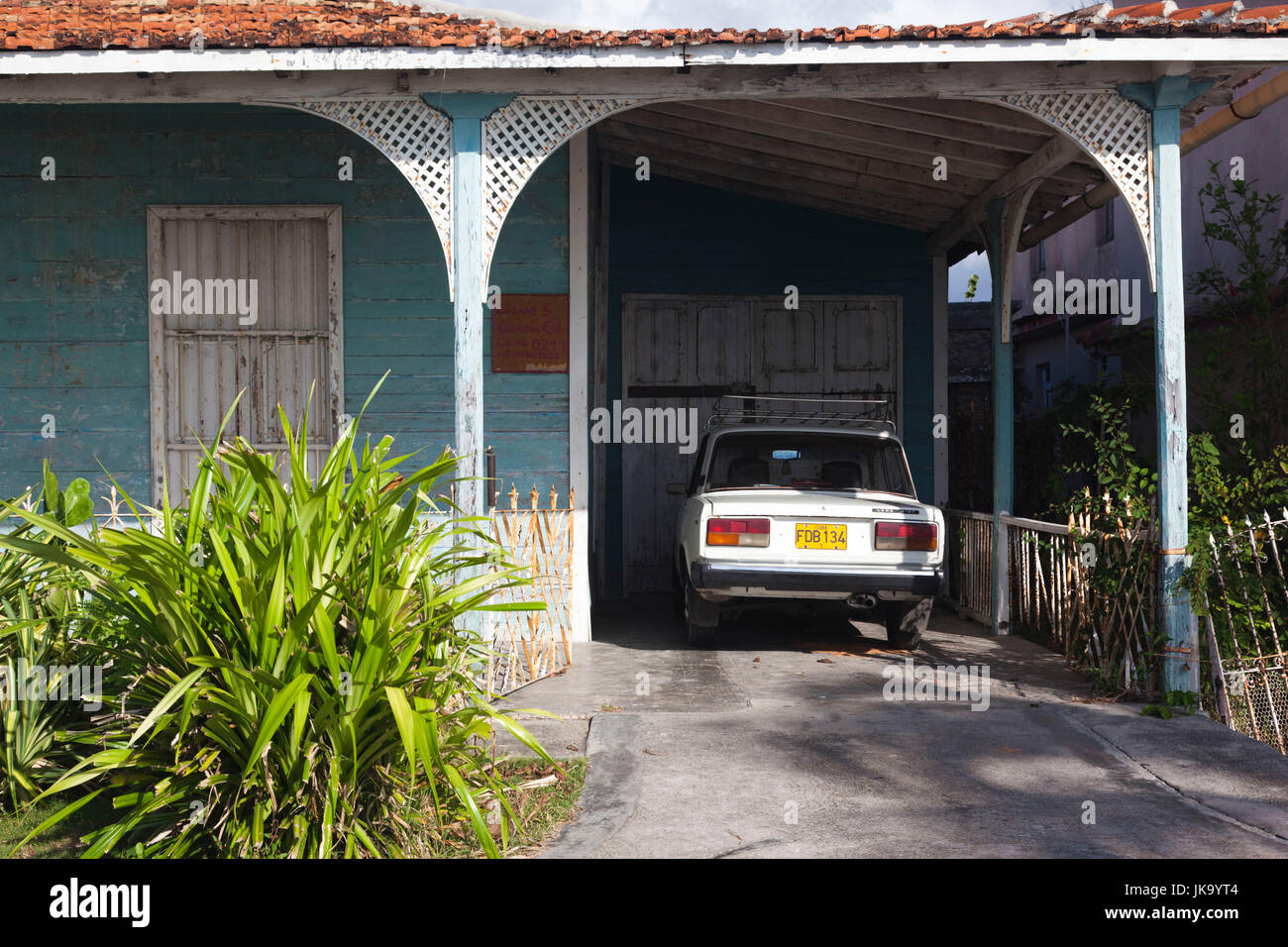 Cuba, Cienfuegos province, Cienfuegos, Punta Gorda, casa con aerei sovietici, Lada Automobile Foto Stock