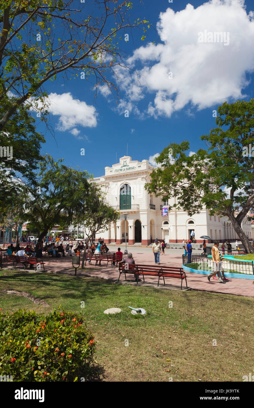 Cuba, Santa Clara provincia, Santa Clara, Parque Vidal park e il Teatro La Caridad Theater Foto Stock