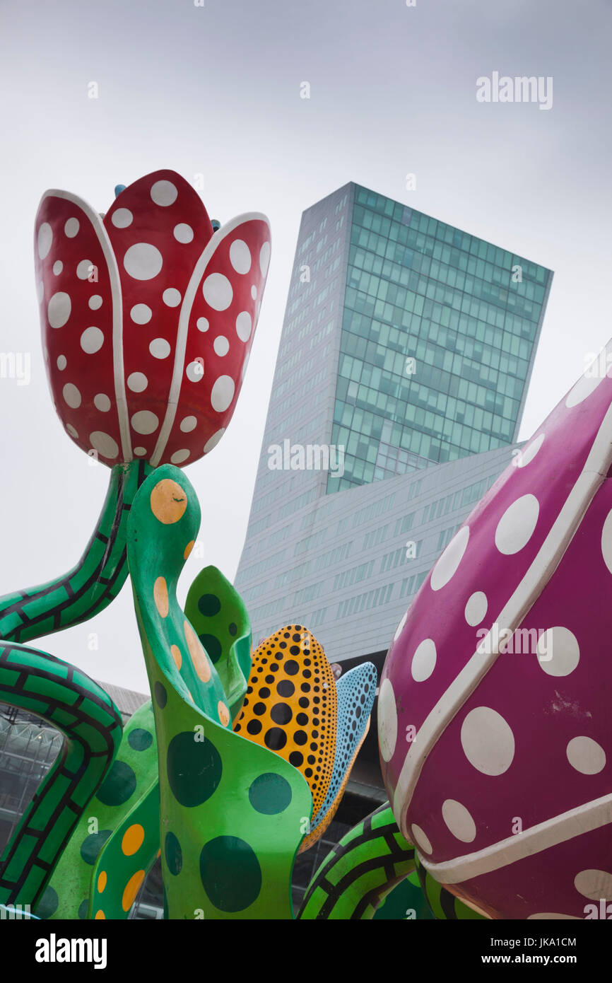 Francia, regione Nord - Pas de Calais, Nord Dipartimento francese, Fiandre, Lille, Gare dalla stazione dei treni di Lille Europe e fiori scultura di Yayoi Kusama Foto Stock