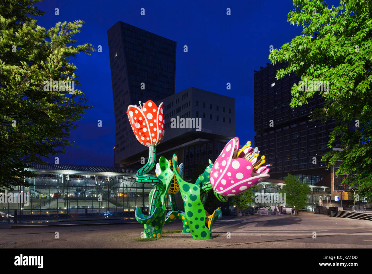 Francia, regione Nord - Pas de Calais, Nord Dipartimento francese, Fiandre, Lille, Gare dalla stazione dei treni di Lille Europe e fiori scultura di Yayoi Kusama, crepuscolo Foto Stock
