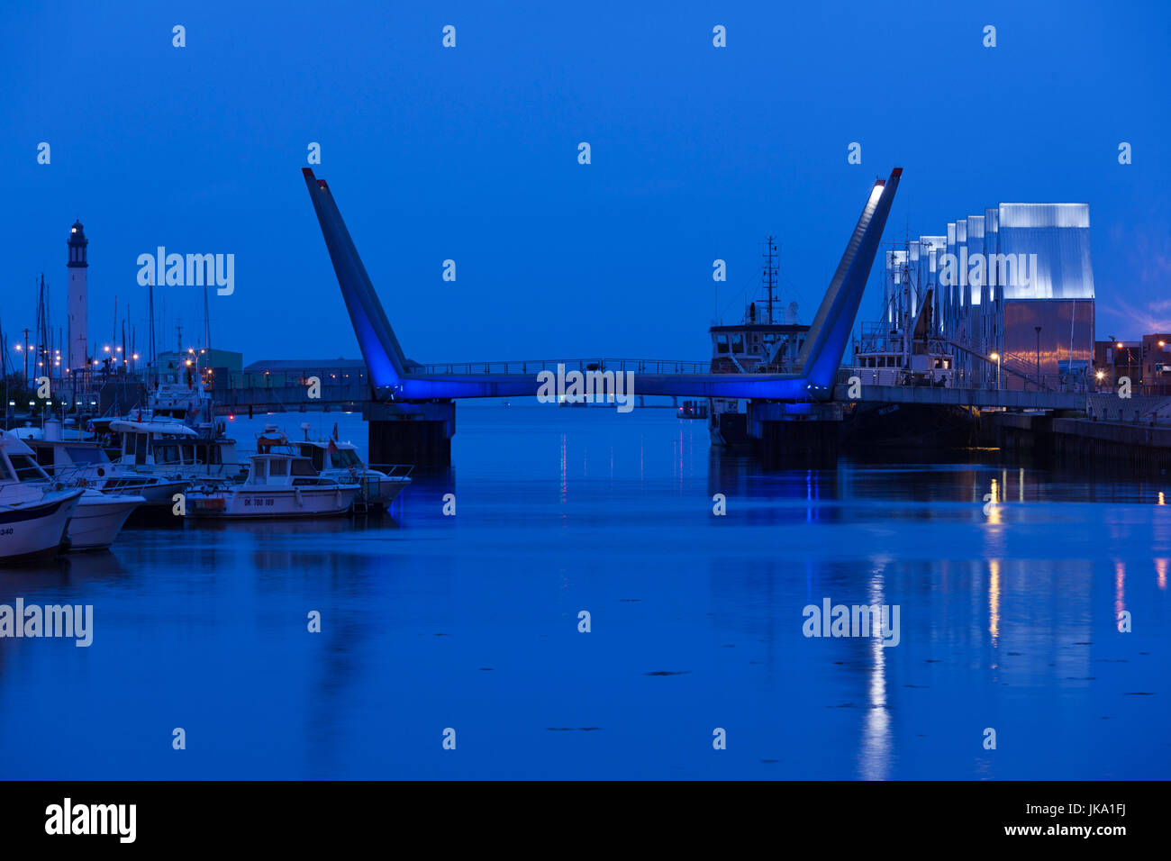 Francia, regione Nord - Pas de Calais, Nord Dipartimento francese, Fiandre, Dunkerque, porto e il Pont de Bataille de ponte di Texel, crepuscolo Foto Stock