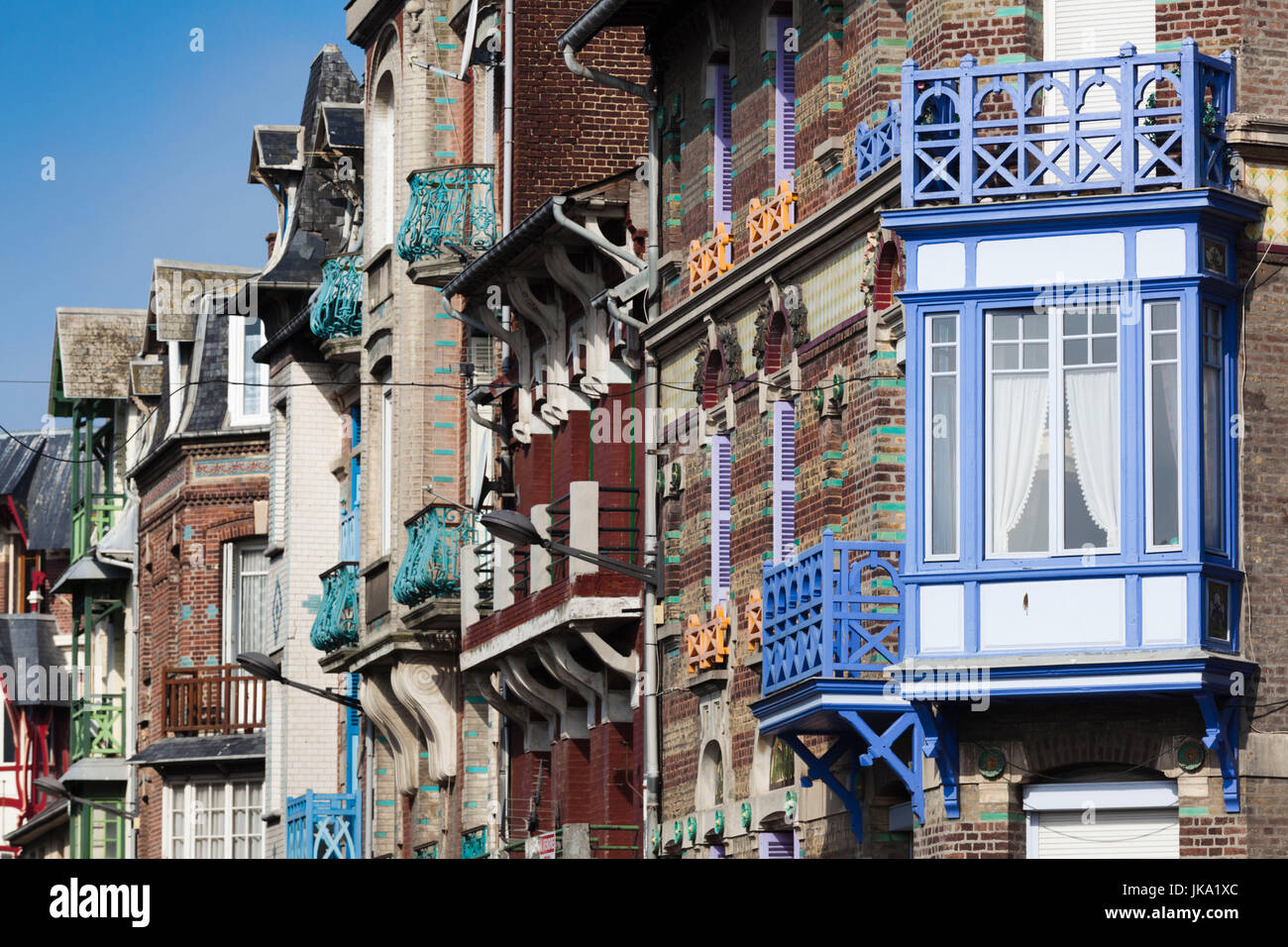 Francia, regione della Normandia, dipartimento Seine-Maritime, meri Les Bains, colorato località balneare di edifici Foto Stock
