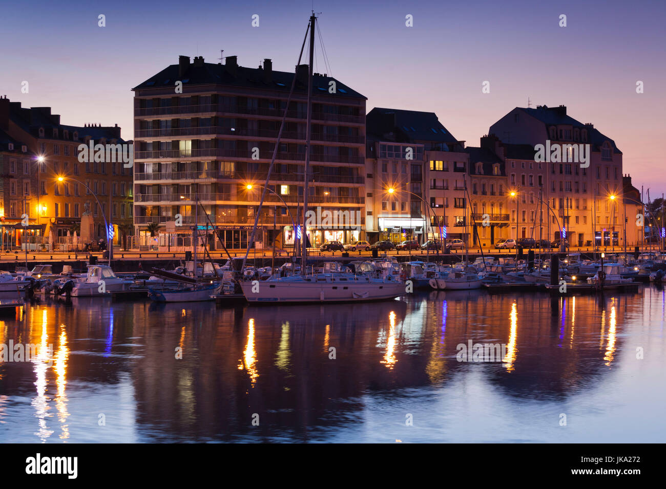 Francia, regione della Normandia, Manche Department, Cherbourg-Octeville, edifici dell' avant Port, crepuscolo Foto Stock