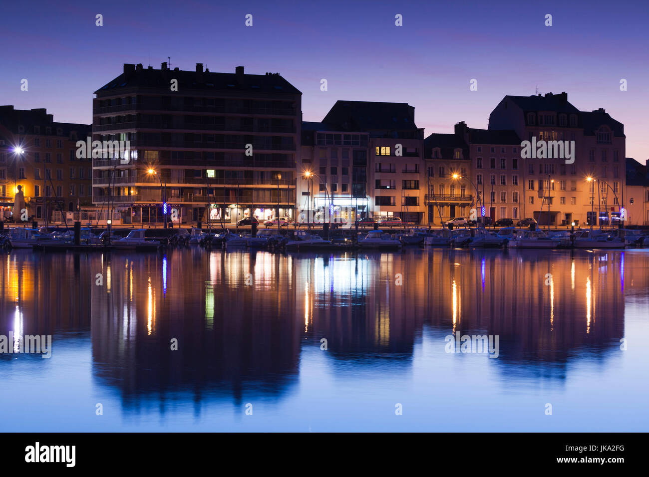 Francia, regione della Normandia, Manche Department, Cherbourg-Octeville, edifici dell' avant Port, crepuscolo Foto Stock