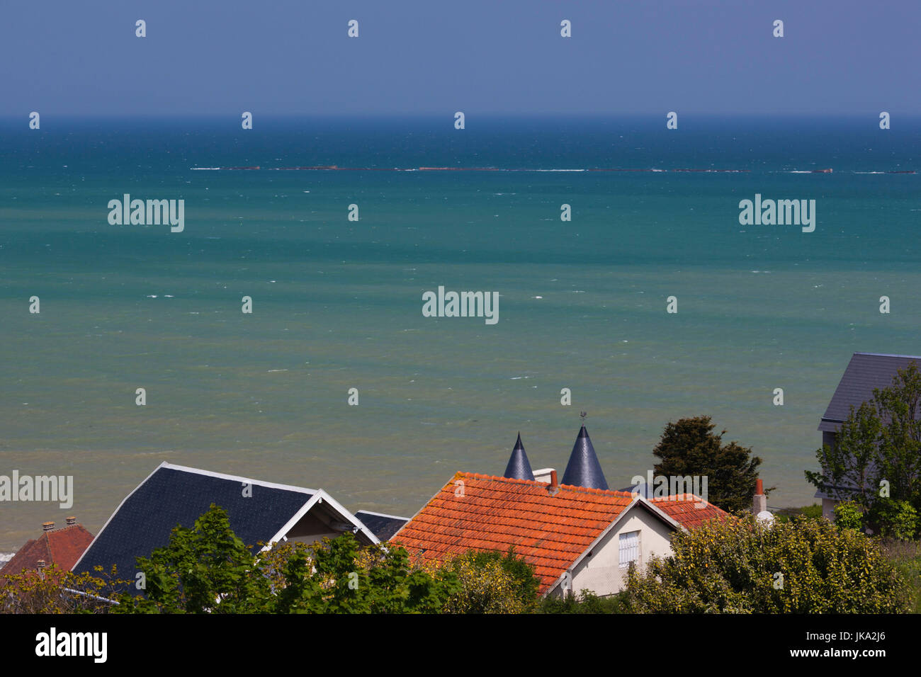 Francia, regione della Normandia, Dipartimento di Calvados, D-Day spiagge, Arromanches les Bains, elevati vista città Foto Stock