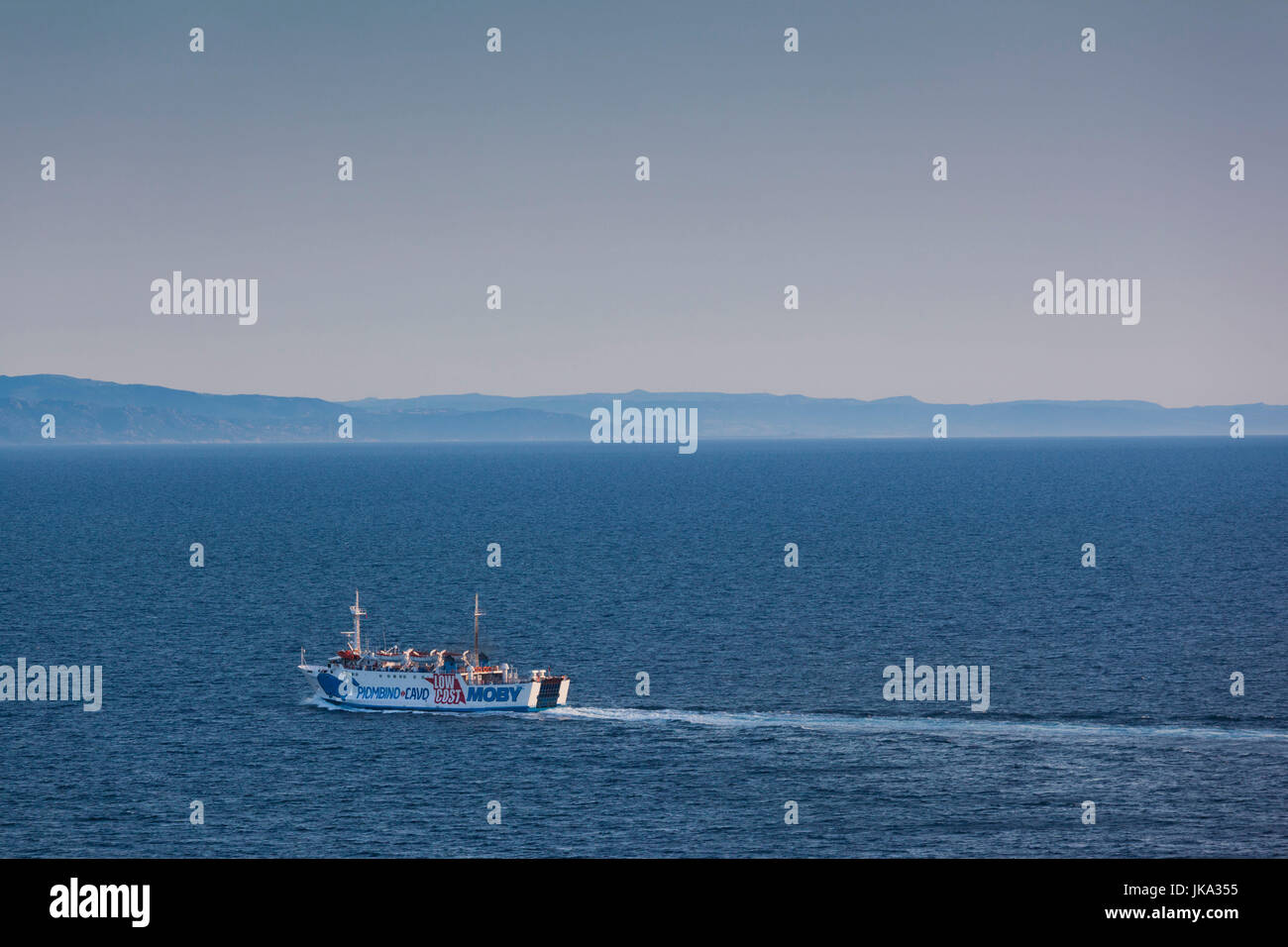 Francia, Corsica, Corse-du-Sud Dipartimento, Corsica Costa Sud Regione, Bonifacio, seascape con traghetti Corsica Foto Stock