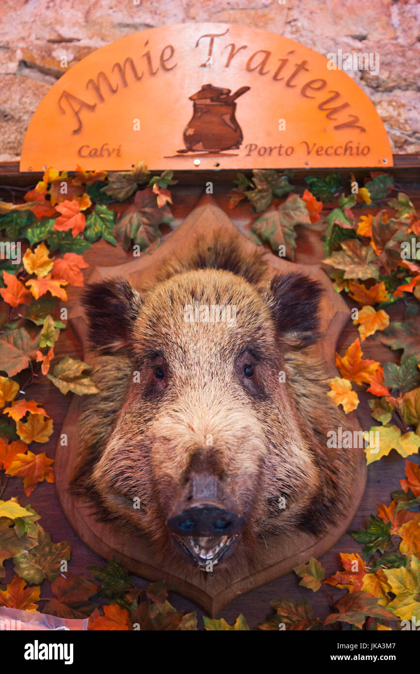 Francia, Corsica, Haute-Corse Reparto, La Balagne Calvi, souvenir, firmare con il cinghiale a Annie Traiteur negozio di alimentari Foto Stock