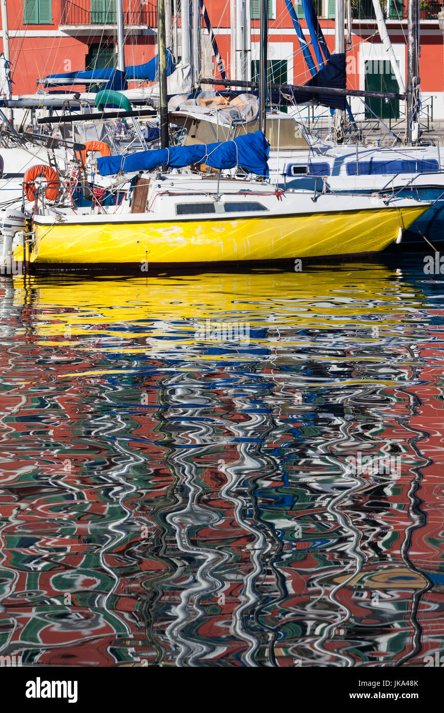 Francia, Corsica, Haute-Corse Reparto, Le Cap Corse, Bastia, Il vecchio porto, barca riflessioni Foto Stock