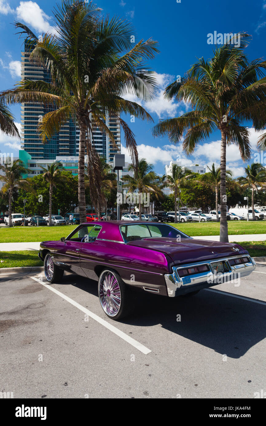 Stati Uniti d'America, Miami Beach, South Beach, Chevrolet Impala auto personalizzata con ruote di grandi dimensioni, grande duplica Foto Stock