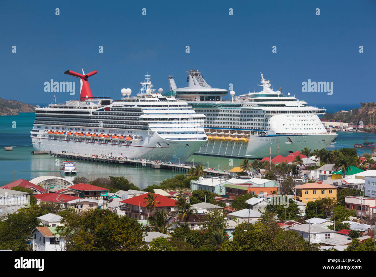 Antigua e Barbuda, Antigua, St. Johns, elevati vista città con navi da crociera presso Heritage Quay cruiseship terminal Foto Stock