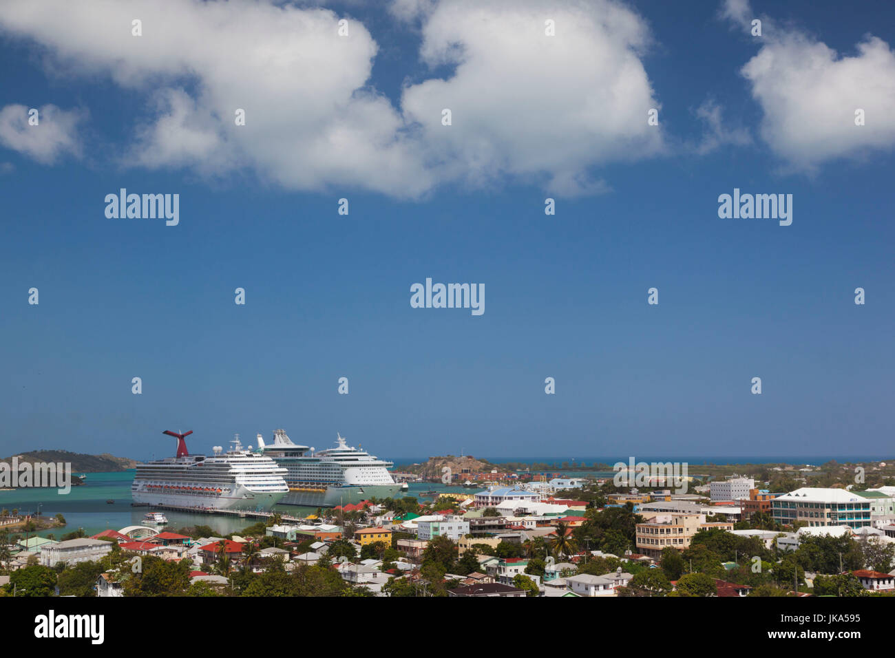 Antigua e Barbuda, Antigua, St. Johns, elevati vista città con navi da crociera presso Heritage Quay cruiseship terminal Foto Stock