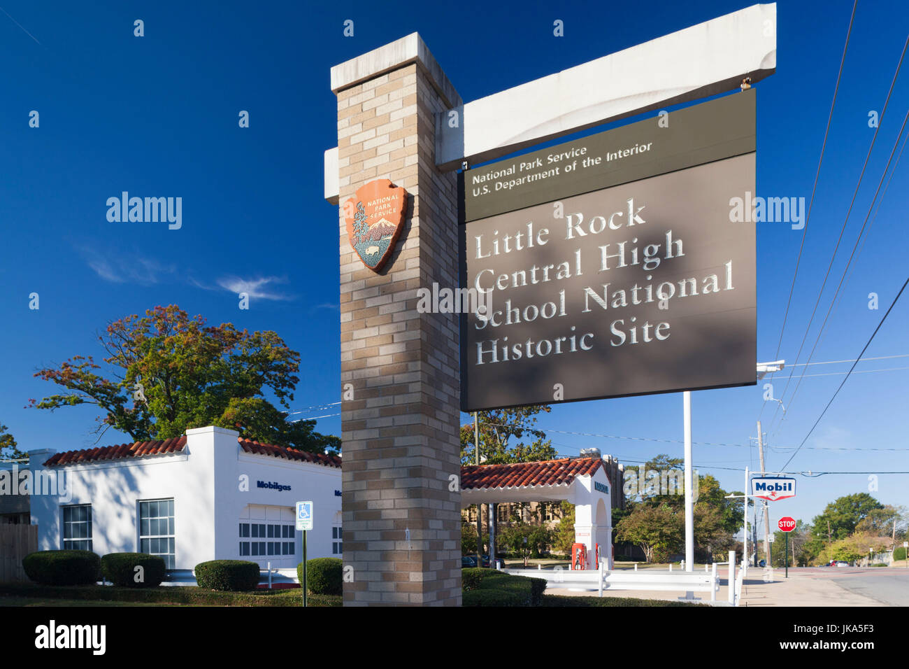 Stati Uniti d'America, Arkansas, Little Rock Little Rock Central High School National Historic Site, sito di 1954 scuola battaglie desegregazione, vecchio centro visitatori nella ex stazione di gas e firmare Foto Stock
