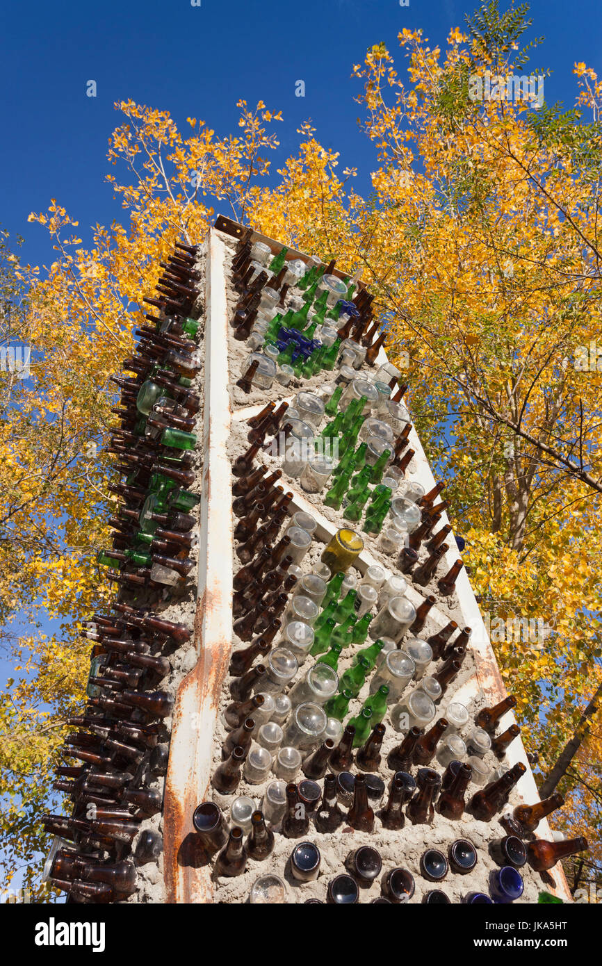 Stati Uniti d'America, Kansas, Topeka, Truckhenge, arte parco disegnato da Ron Lessman, torre di bottiglie Foto Stock