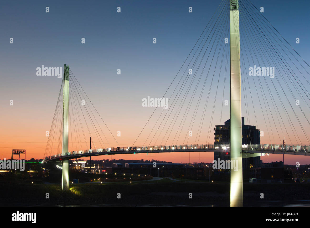 Stati Uniti d'America, Nebraska, Omaha, Bob Kerrey ponte pedonale attraverso il fiume Missouri, crepuscolo Foto Stock