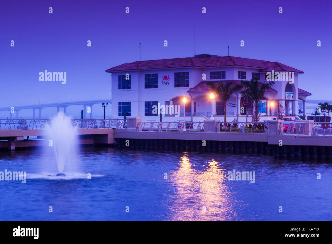Stati Uniti d'America, Florida, costa del Golfo, Fort Myers Downtown, River District, costruito 2012, fontane, alba Foto Stock