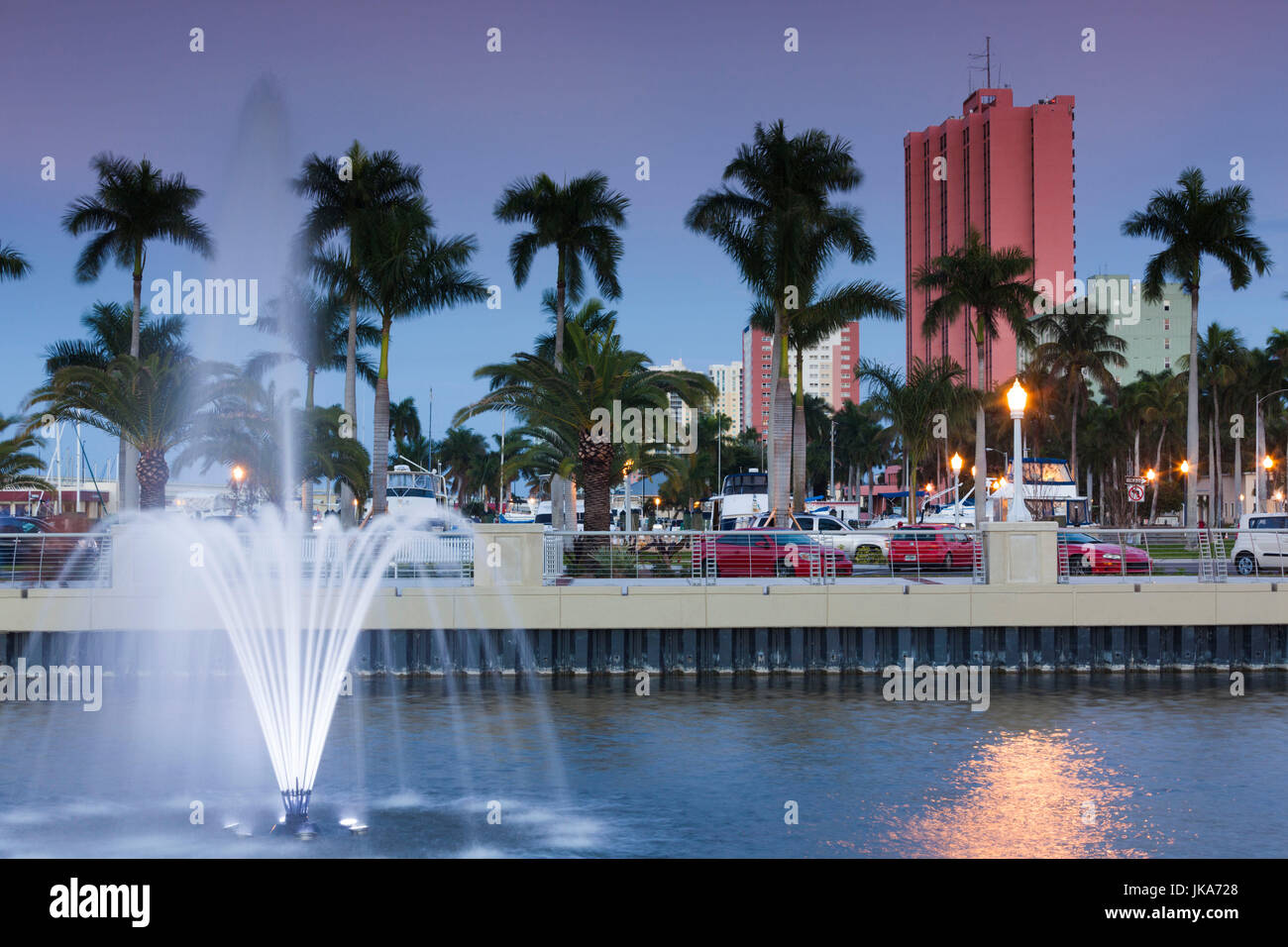 Stati Uniti d'America, Florida, costa del Golfo, Fort Myers Downtown, River District, costruito 2012, fontane, crepuscolo Foto Stock