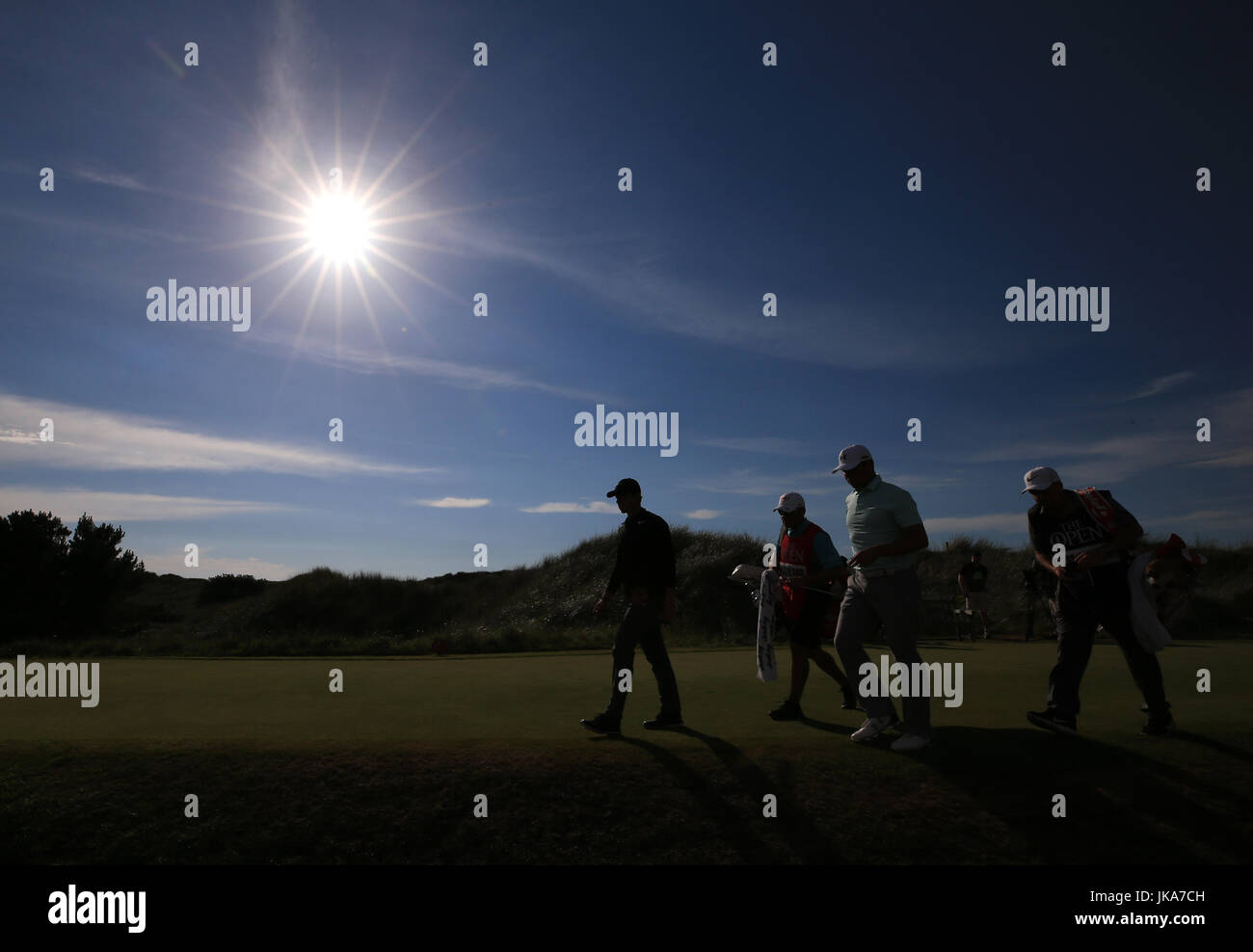 In Irlanda del Nord la Rory McIlroy e Stati Uniti d'America's Gary bosco a piedi verso il basso di un fairway durante la terza giornata del Campionato Open 2017 al Royal Birkdale Golf Club, Southport. Foto Stock