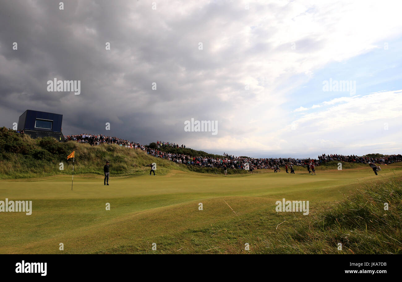 In Irlanda del Nord la Rory McIlroy e Stati Uniti d'America's Gary bosco su un verde durante il giorno tre del Campionato Open 2017 al Royal Birkdale Golf Club, Southport. Foto Stock