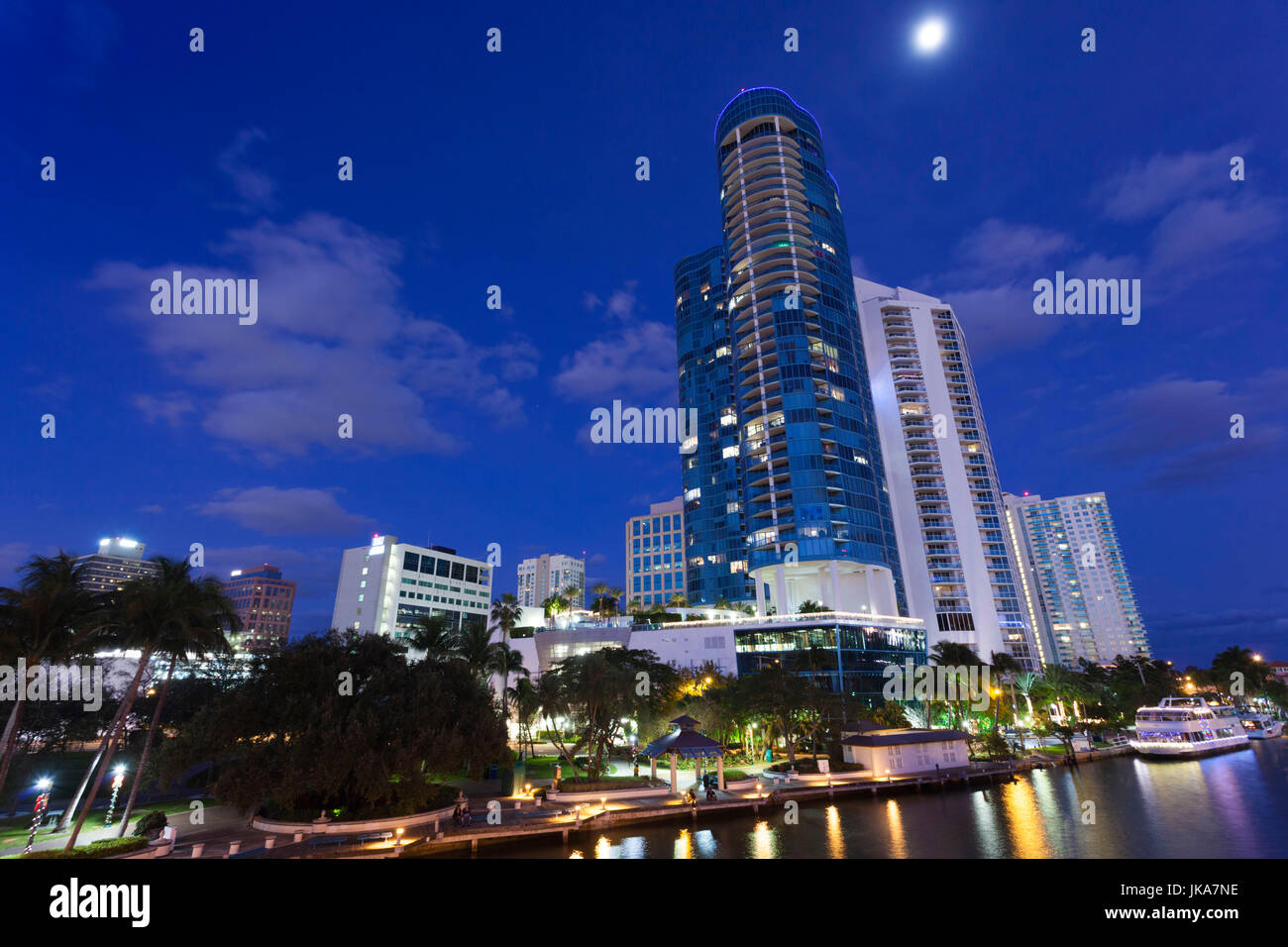 Stati Uniti d'America, Florida, Fort Lauderdale, Las Olas River House edificio di condomini, Las Olas Riverwalk Area, sera Foto Stock