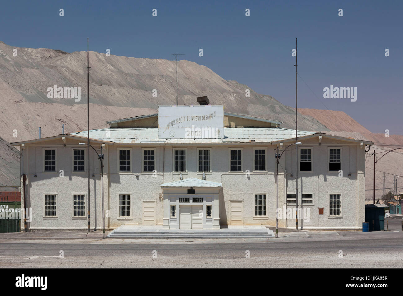 Il Cile, Calama-zona, Chuquicamata, ex miniere di rame di Ghost Town, edifici del comune Foto Stock