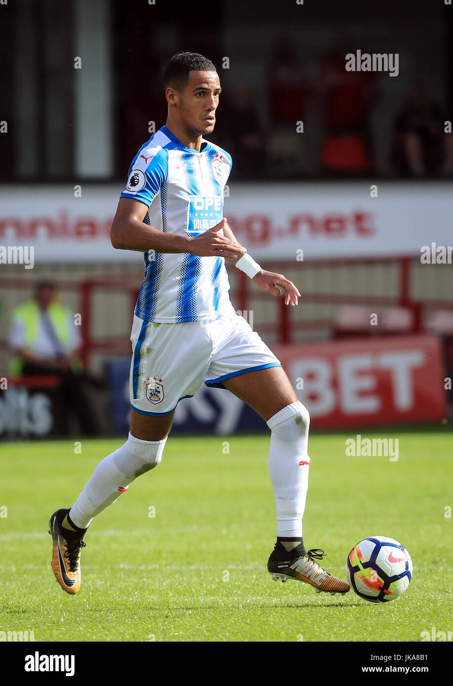 La nuova firma di Tom Ince di Huddersfield Town durante la partita pre-stagione a Oakwell, Barnsley. PREMERE ASSOCIAZIONE foto. Data immagine: Sabato 22 luglio 2017. Vedi PA storia CALCIO Barnsley. Il credito fotografico dovrebbe essere: Danny Lawson/PA Wire. RESTRIZIONI: Nessun utilizzo con audio, video, dati, elenchi di apparecchi, logo di club/campionato o servizi "live" non autorizzati. L'uso in-match online è limitato a 75 immagini, senza emulazione video. Nessun utilizzo nelle scommesse, nei giochi o nelle pubblicazioni di singoli club/campionati/giocatori. Foto Stock
