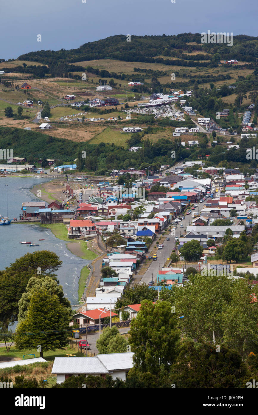 Il Cile, arcipelago di Chiloe, Quinchao Isola, Achao elevate vista città Foto Stock
