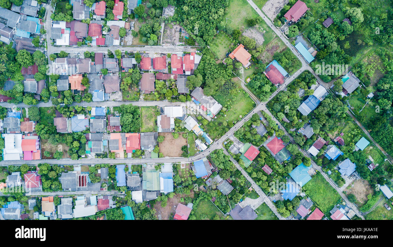 Foto aerea da fuco: quartiere residenziale con case e strade private, pianificazione territoriale concept Foto Stock