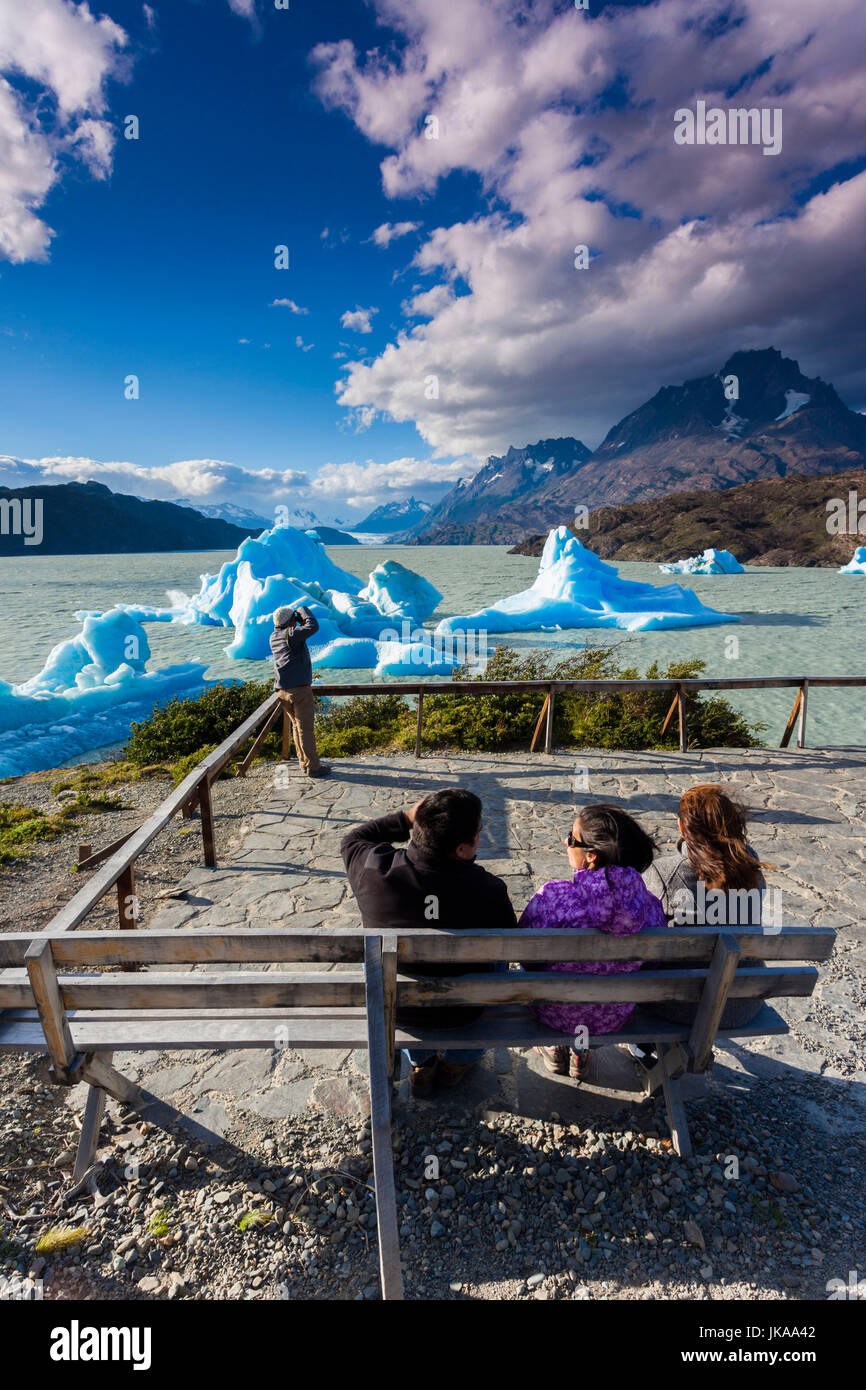 Il Cile, regione di Magallanes, Parco Nazionale Torres del Paine, lago grigio, il ghiaccio del ghiacciaio e persone, crepuscolo Foto Stock