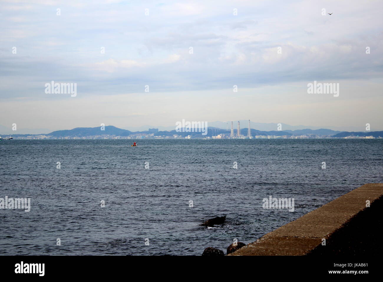 Guardando indietro verso Kurihama su Tokyo Bay dal Futsu porto per traghetti Foto Stock