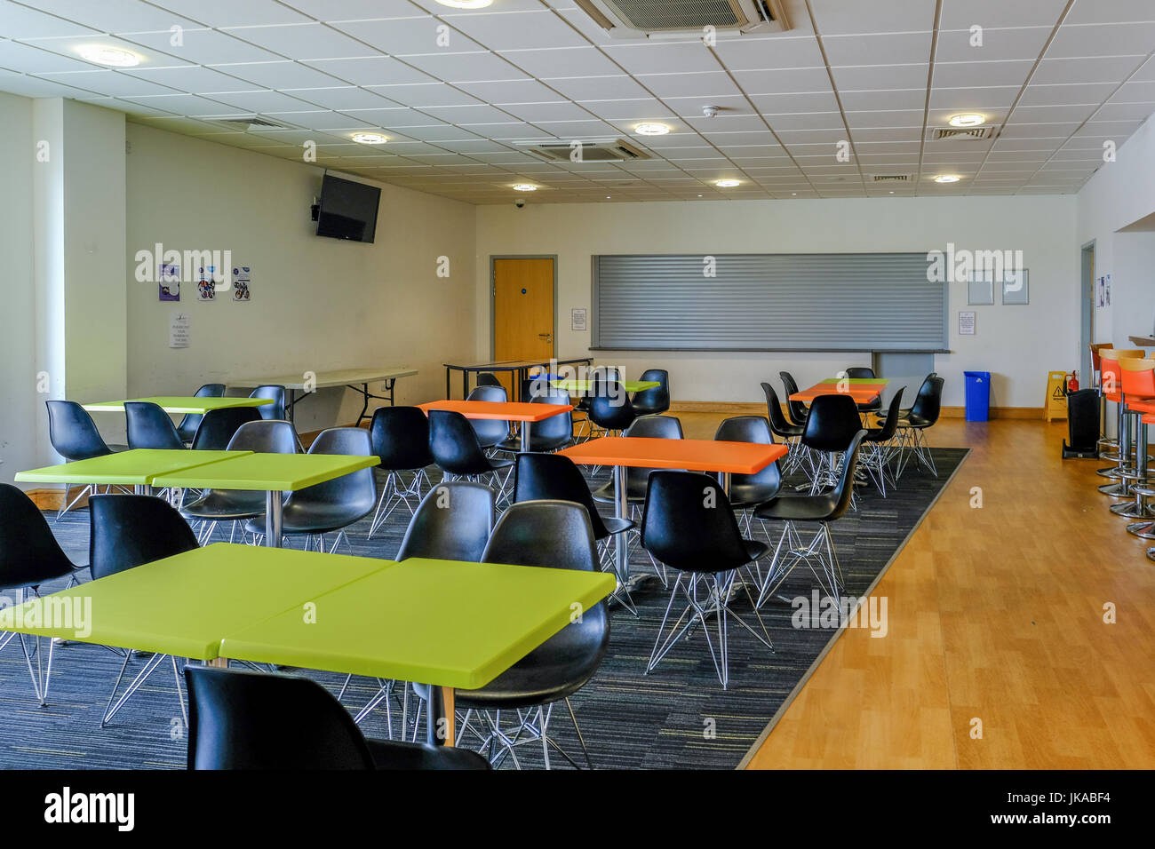 Essex, Inghilterra UK - Giugno 12, 2017:vuoto mensa con tavoli e sedie e servire la berlina. Luminosa e ariosa sala. Foto Stock