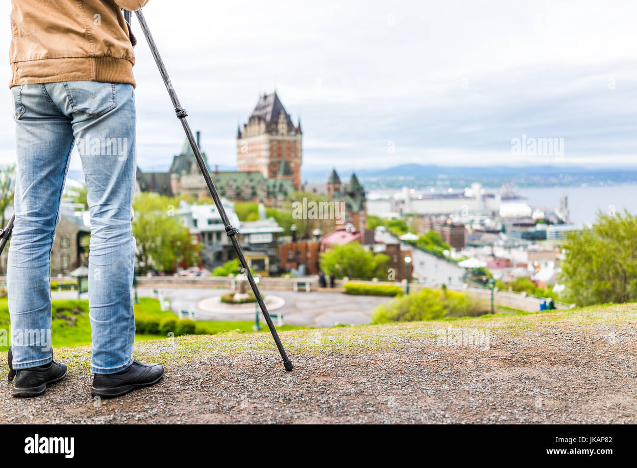 Uomo di scattare le foto sul cavalletto del paesaggio urbano o skyline di Chateau Frontenac, parco e stradine della città vecchia durante il tramonto Foto Stock