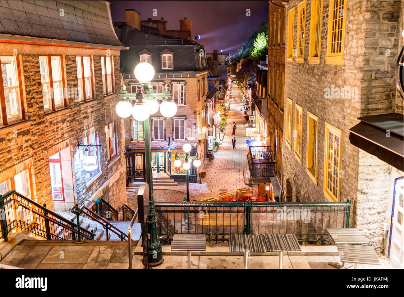 La città di Quebec, Canada - 30 Maggio 2017: Inferiore stradine della città vecchia chiamata Rue du Petit Champlain e Sous Fort con persone i turisti a piedi di notte Foto Stock