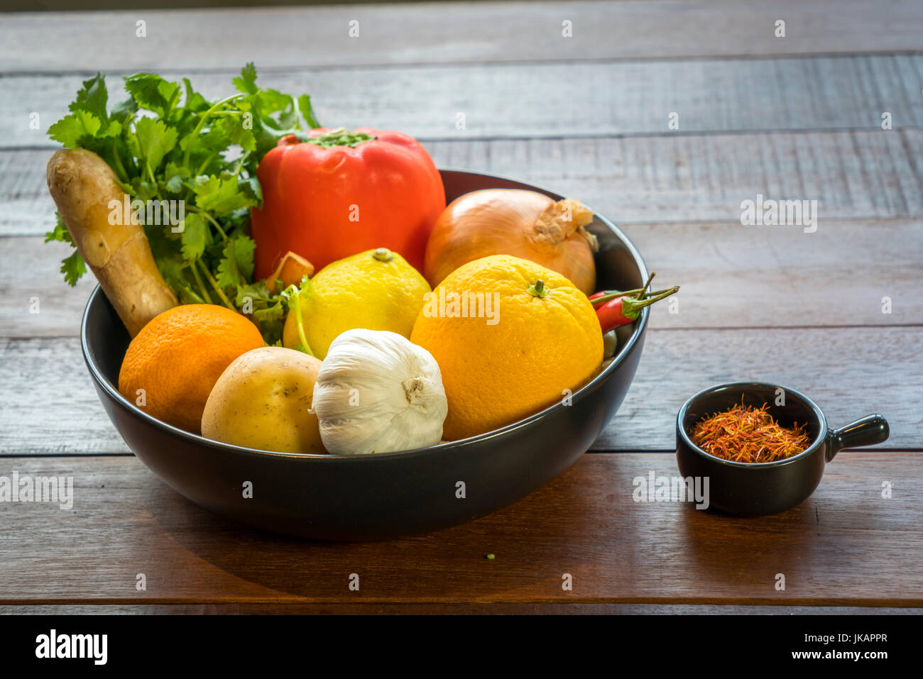 Verdure fresche in un vassoio, le zucchine, la cipolla, arancio, limone, pomodoro, patata Foto Stock