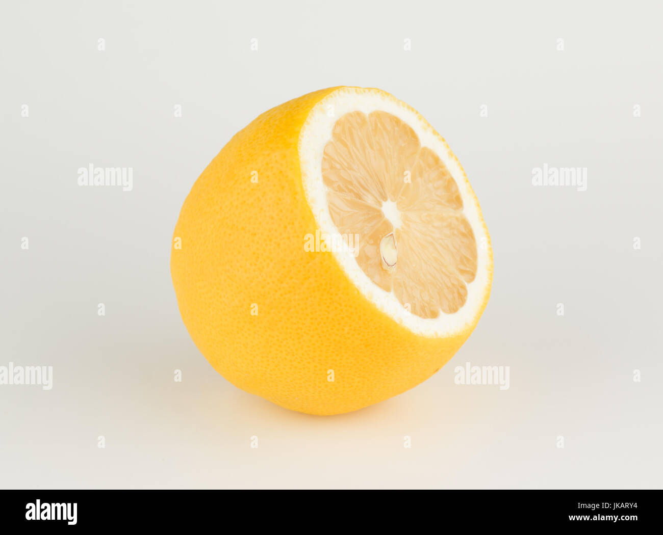 Grandi maturi limone con un cut off punta su sfondo bianco Foto Stock