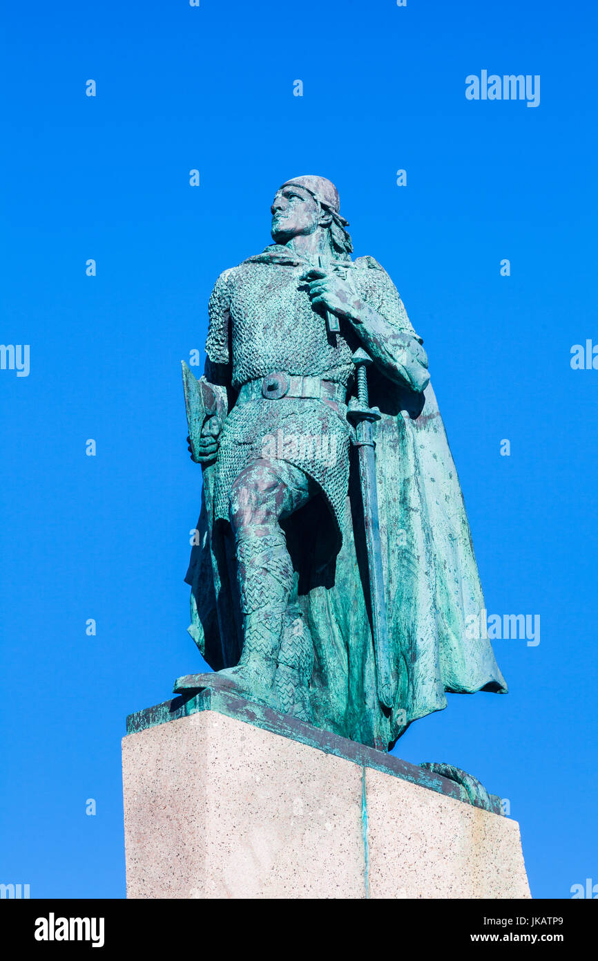 Statua di Leifur Eiriksson davanti la chiesa Hallgrimskirkja in Reykjavik Foto Stock