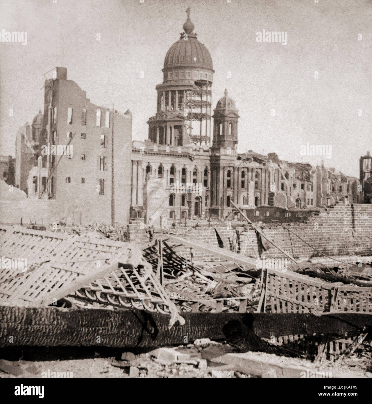 I danni del terremoto a San Francisco il 18 aprile 1906, USA con i resti del Municipio ancora in piedi Foto Stock