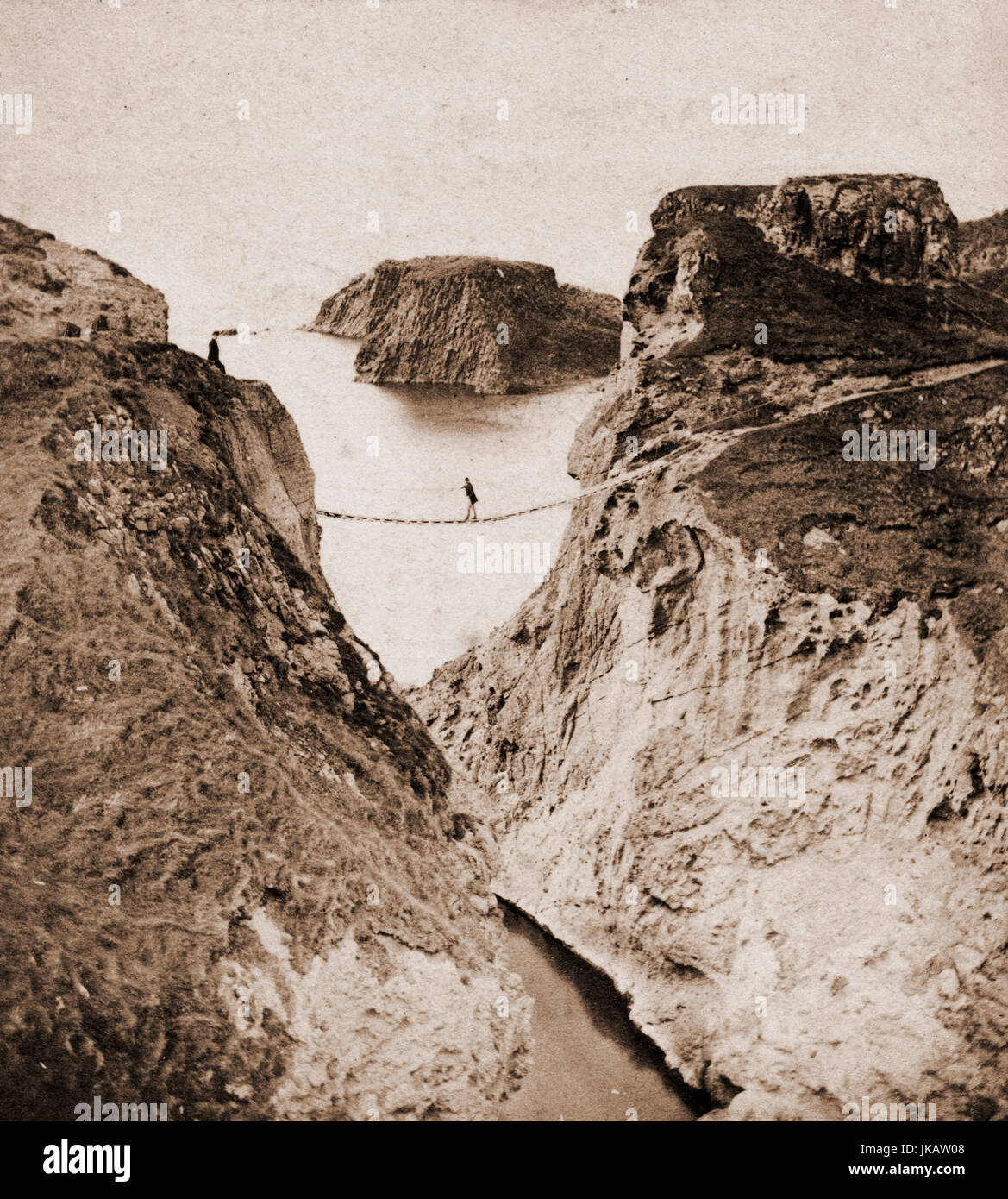 Ponte di corde, Carrick a Rede vicino Il Selciato del gigante, Co. Antrim, Irlanda circa 1870s. Il ponte fu eretto per raggiungere l'isola durante la pesca al salmone stagione Foto Stock