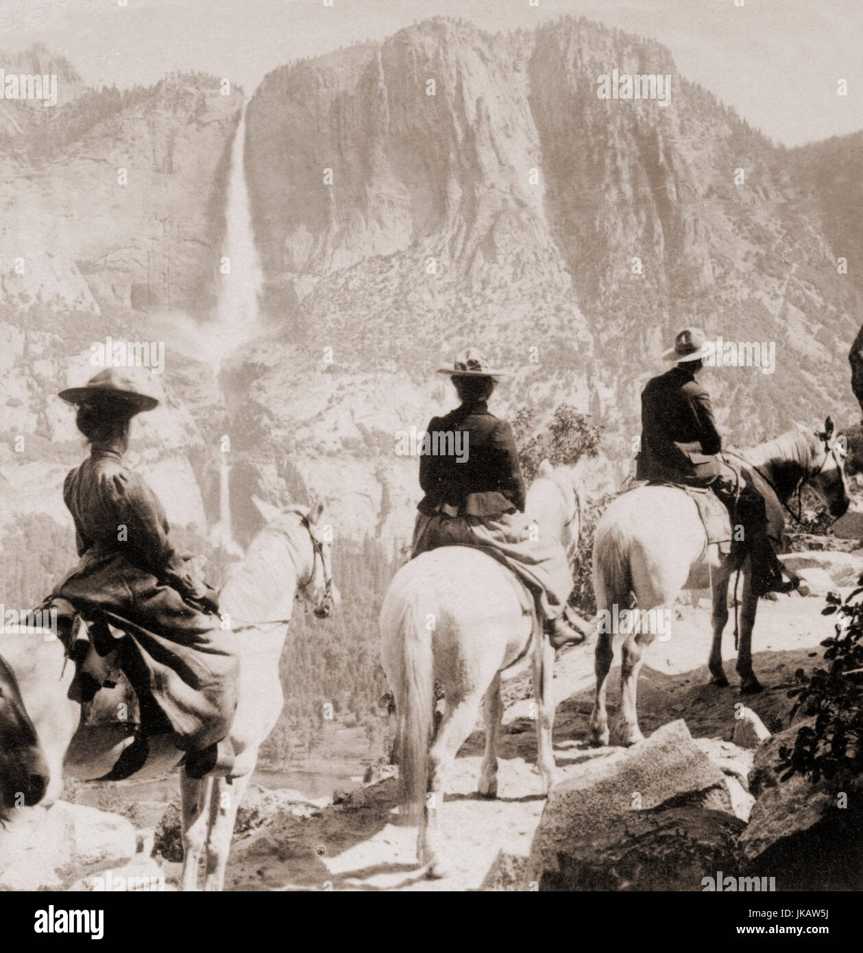 I turisti a cavallo guardando Yosemite Falls dal punto ghiacciaio, California, Stati Uniti d'America nel 1901 Foto Stock